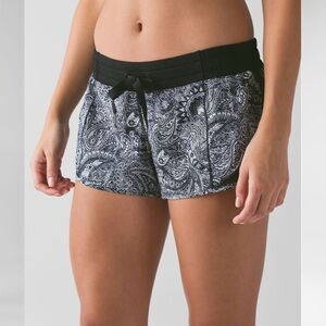 Lululemon Hotty Hot short LR 2.5”, 6, antique paisley white black/black